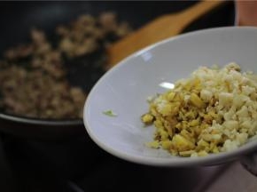 下姜蒜米炒香，姜蒜米的比例是1:1，可以多放些，这样肉末炒出来会很香
