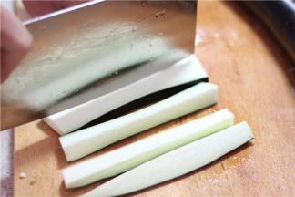 茄子切成大小相等的几块，装篮放水龙头下冲一冲，去除黑水，然后沥干水分备用。有时间的朋友可以把切好的茄子用清水泡一个小时, 你会看见水变黑了, 把水倒掉即可。
