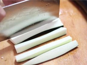 茄子切成大小相等的几块，装篮放水龙头下冲一冲，去除黑水，然后沥干水分备用。有时间的朋友可以把切好的茄子用清水泡一个小时, 你会看见水变黑了, 把水倒掉即可。