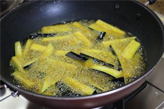 炒锅放到火上，倒油，油烧的冒烟时（大概七成油温时）