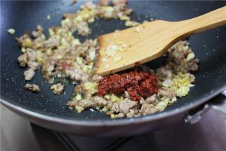 下两小勺郫县豆瓣翻炒出色。