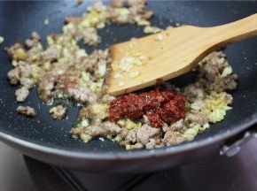 下两小勺郫县豆瓣翻炒出色。