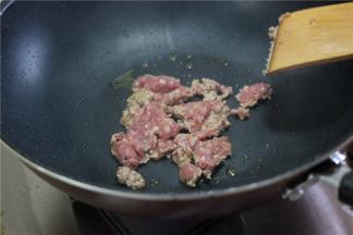 锅底留丁点油，下入肉末，茄子时用了很多的油，茄子本身吸收了许多油量，所以炒肉末时，只要一丁点油即可。