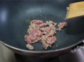 锅底留丁点油，下入肉末，茄子时用了很多的油，茄子本身吸收了许多油量，所以炒肉末时，只要一丁点油即可。
