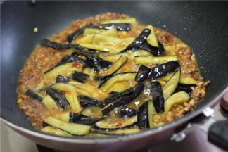 等到水开，锅内开始沸腾，就下茄子回锅焖煮，期间调入味精、盐、糖、鸡精调味