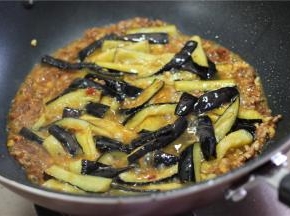 等到水开，锅内开始沸腾，就下茄子回锅焖煮，期间调入味精、盐、糖、鸡精调味