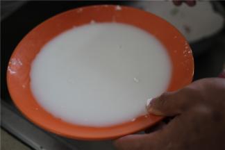 待到茄子烧熟（变软），勾芡粉入锅