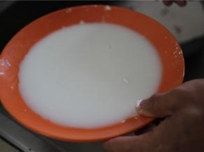 待到茄子烧熟（变软），勾芡粉入锅