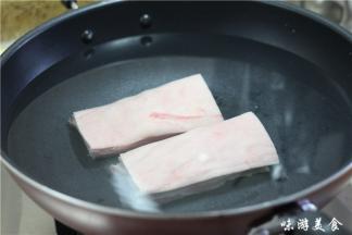 选择一块肥瘦相间的五花肉，切成块状，放入锅内加水，放入葱姜大火煮开，保持大火烹煮20分钟，等到煮至肉色发白，撇去锅内的血沫即可关火盛出