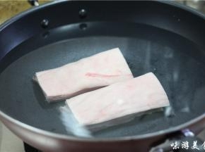 选择一块肥瘦相间的五花肉，切成块状，放入锅内加水，放入葱姜大火煮开，保持大火烹煮20分钟，等到煮至肉色发白，撇去锅内的血沫即可关火盛出
