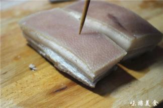 用竹签或者筷子在五花肉的表面扎出小孔，方便腌制入味