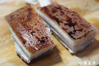 然后趁热在五花肉的表面涂抹上适量的老抽。涂抹好之后将五花肉放置到完全凉透，表面无水分。