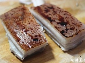 然后趁热在五花肉的表面涂抹上适量的老抽。涂抹好之后将五花肉放置到完全凉透，表面无水分。