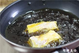 锅内放入多一点的食用油烧8成热，放入五花肉