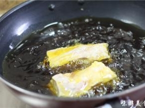 锅内放入多一点的食用油烧8成热，放入五花肉