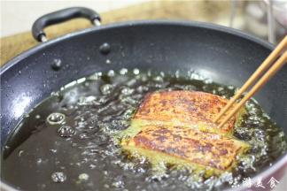 小火炸到肉皮起泡，炸至金黄，即可捞出