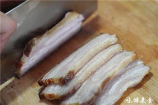 炸好之后将五花肉放置冷却，切成厚0.5厘米，长8厘米的片状