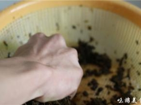 梅干菜放在水流下面冲洗干净，用手挤掉多余的水分