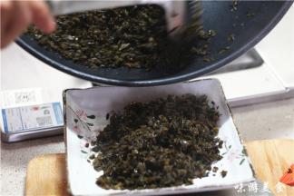 梅干菜放入锅内炒干水分，此时不用倒油，炒好之后盛出备用