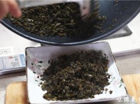 梅干菜放入锅内炒干水分，此时不用倒油，炒好之后盛出备用