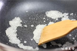 另起锅炒糖色，锅内不倒油，加少量的水，放入冰糖小火炒至半融化的状态