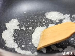 另起锅炒糖色，锅内不倒油，加少量的水，放入冰糖小火炒至半融化的状态