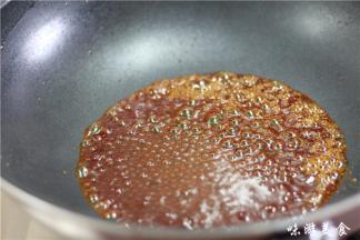 加入半碗水，转中火继续翻炒至焦糖色即可关火