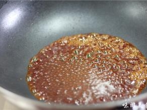 加入半碗水，转中火继续翻炒至焦糖色即可关火