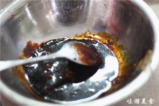 刚炒好的糖色，倒入老抽，白糖，南乳，花生酱，柱候酱和海鲜酱搅拌均匀，所用的调味料比例均为1:1，调好之后可以尝尝味道，然后根据个人的口味添加