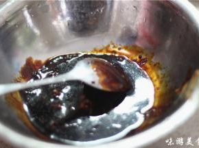 刚炒好的糖色，倒入老抽，白糖，南乳，花生酱，柱候酱和海鲜酱搅拌均匀，所用的调味料比例均为1:1，调好之后可以尝尝味道，然后根据个人的口味添加