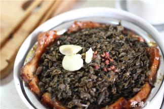 腌制好的肉放在碗中一个一个叠加起来摆，肉摆好之后倒入芽菜，上面放上花椒和蒜末。用手压紧实，煮出来之后倒扣不容易散。放入蒸锅大火蒸1个小时，蒸好之后倒扣在盘子上即可。在高温蒸制的过程中，五花肉里多余的油脂受热流出，烘干的梅干菜借此吸收了油脂，而梅干菜的香味也融合到五花肉里。二者融合则做出了肥而不腻，入口即化的梅菜扣肉