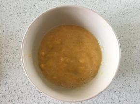 芒果加牛奶用料理棒打到芒果成为小颗粒