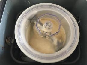 冰淇淋桶在面包机里安好，启动面包机冰淇淋功能