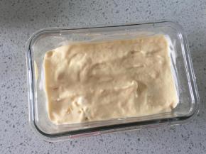 做好的冰淇淋有点软，倒入保鲜盒冷冻2小时以上就可以吃。