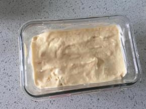 做好的冰淇淋有点软，倒入保鲜盒冷冻2小时以上就可以吃。