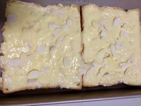 按自己喜欢的杏仁量撒适量的杏仁片在芝士酱上面