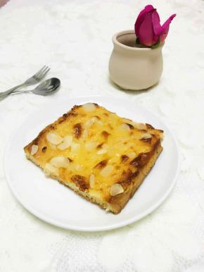 烤箱预热，上下火200度烤8至10分钟左右，上色即可