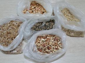 所有果仁用烤箱烤熟，放在保鲜袋里擀碎