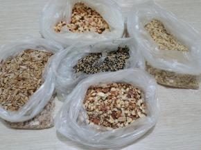 所有果仁用烤箱烤熟，放在保鲜袋里擀碎