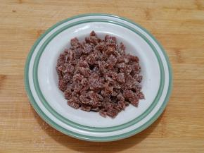 山楂条用剪刀剪成颗粒