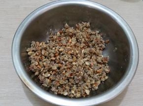 所有干果仁倒入白酒，白砂糖，倒入水，花生油、熟糯米粉，搅拌均匀。将其捏成团，不容易散开，五仁馅就做成了