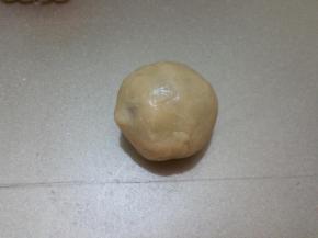 将饼皮慢慢向上推，使其包住馅料