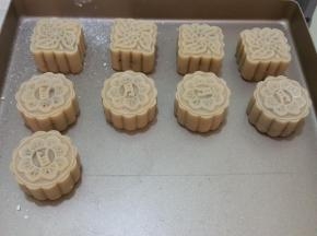 在面团上抹一层面粉，将其放入模具中，按压出花纹即可，