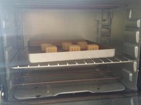 定型后，表面刷蛋液，轻轻刷，只刷表面即可，送入烤箱再烤15分钟，表面上色即可