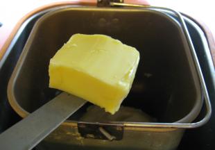 将主料中除黄油以外，其它全部加入到面包机内桶里，启动面包机开始和面揉成面团，把黄油放入面团里，揉成较光滑的面团，面发至原面团的二倍大