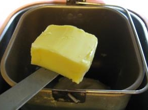 将主料中除黄油以外，其它全部加入到面包机内桶里，启动面包机开始和面揉成面团，把黄油放入面团里，揉成较光滑的面团，面发至原面团的二倍大