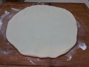 发好的面团擀成大小合适的面饼