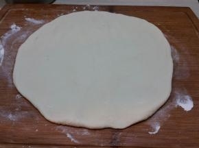 发好的面团擀成大小合适的面饼