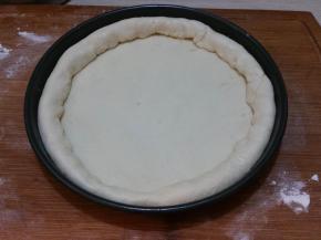 八寸烤盘刷上油，把面饼铺在烤盘里