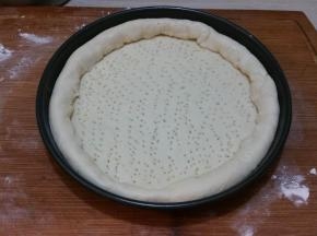 用叉子在饼皮上刺出排气孔，面饼进行二次发酵